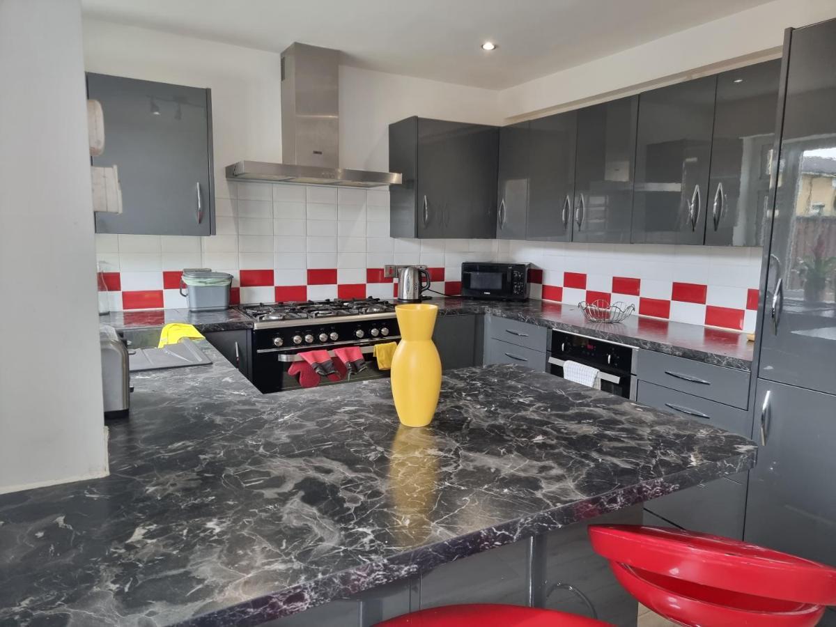 Spacious House In Central Манчестър Екстериор снимка