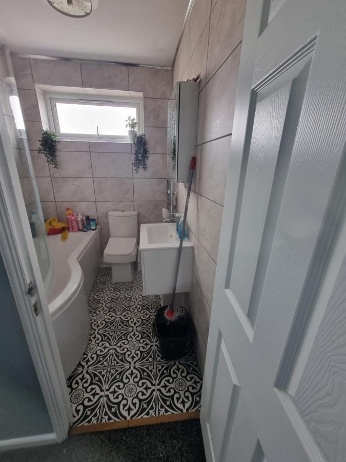 Spacious House In Central Манчестър Екстериор снимка