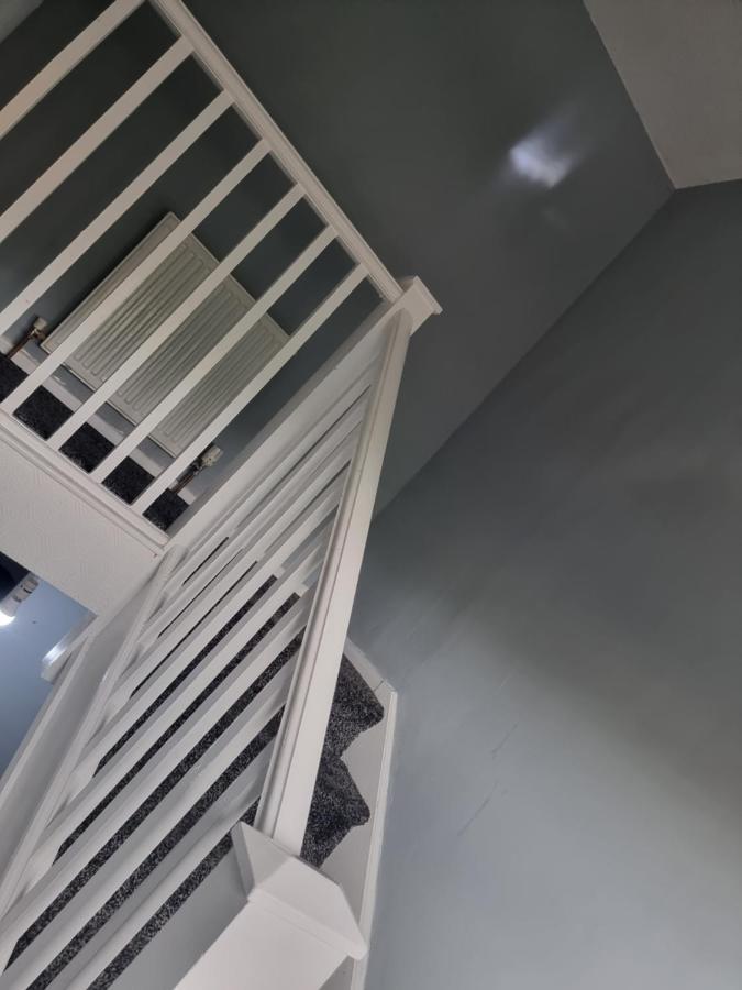 Spacious House In Central Манчестър Екстериор снимка