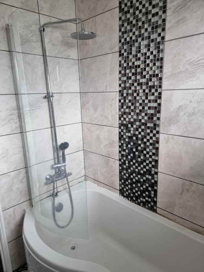 Spacious House In Central Манчестър Екстериор снимка