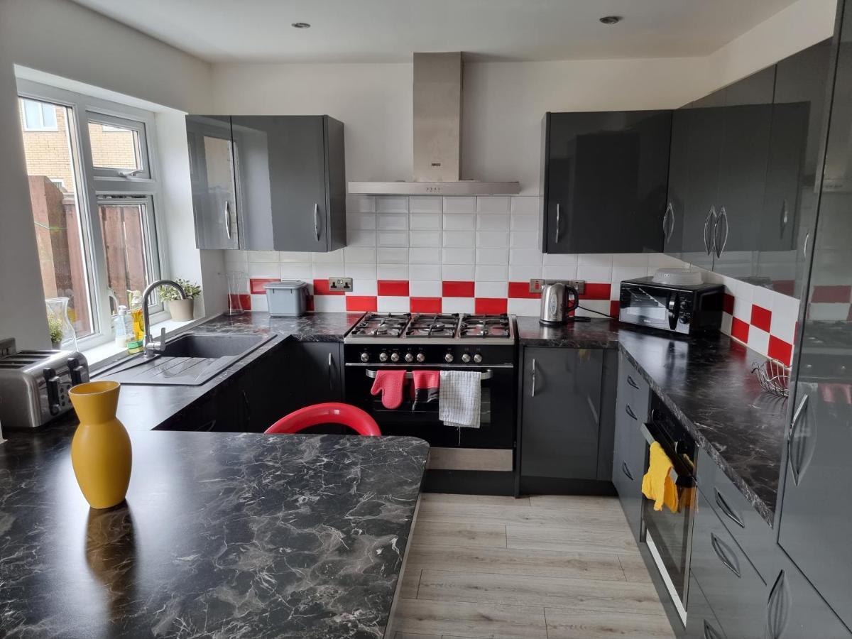 Spacious House In Central Манчестър Екстериор снимка