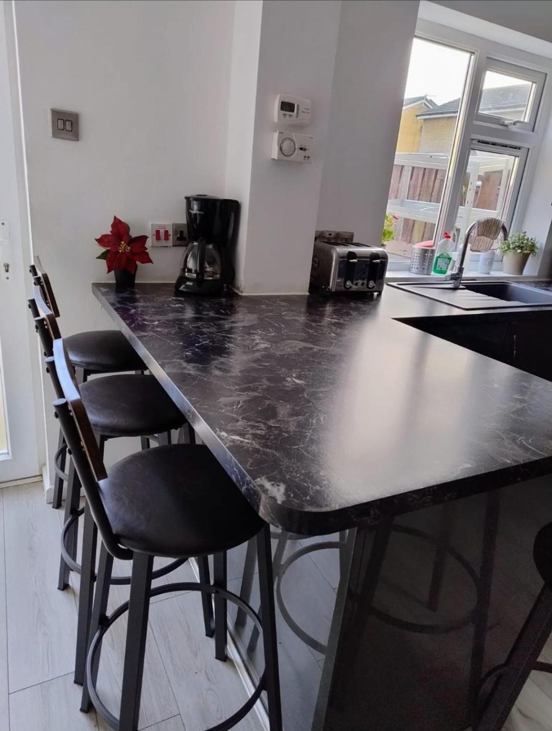 Spacious House In Central Манчестър Екстериор снимка