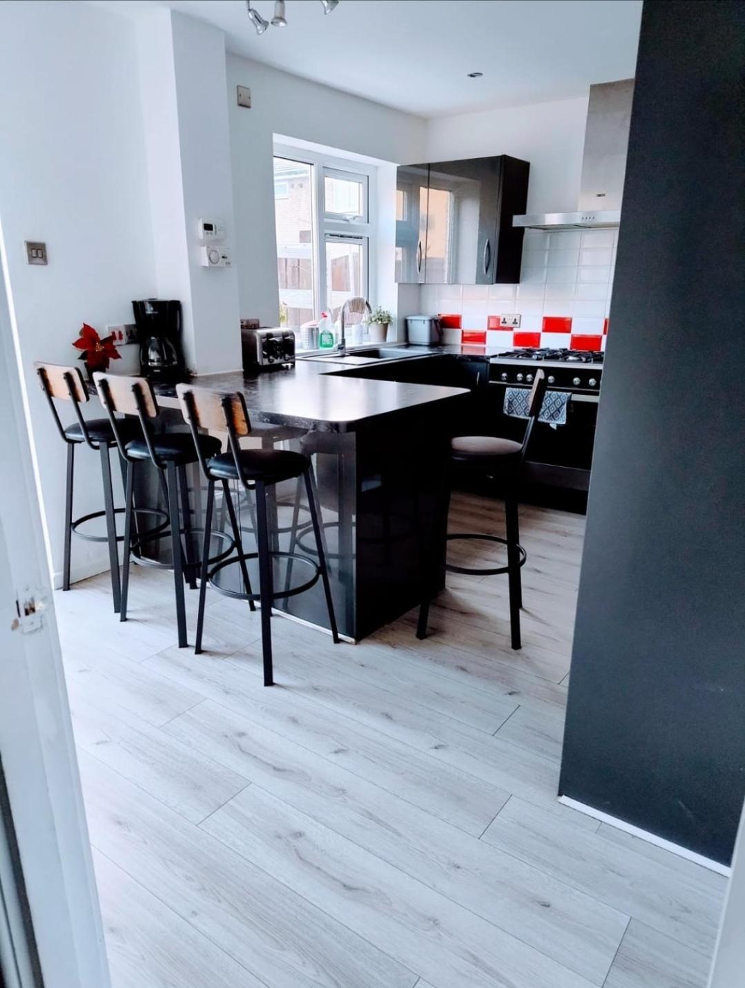 Spacious House In Central Манчестър Екстериор снимка