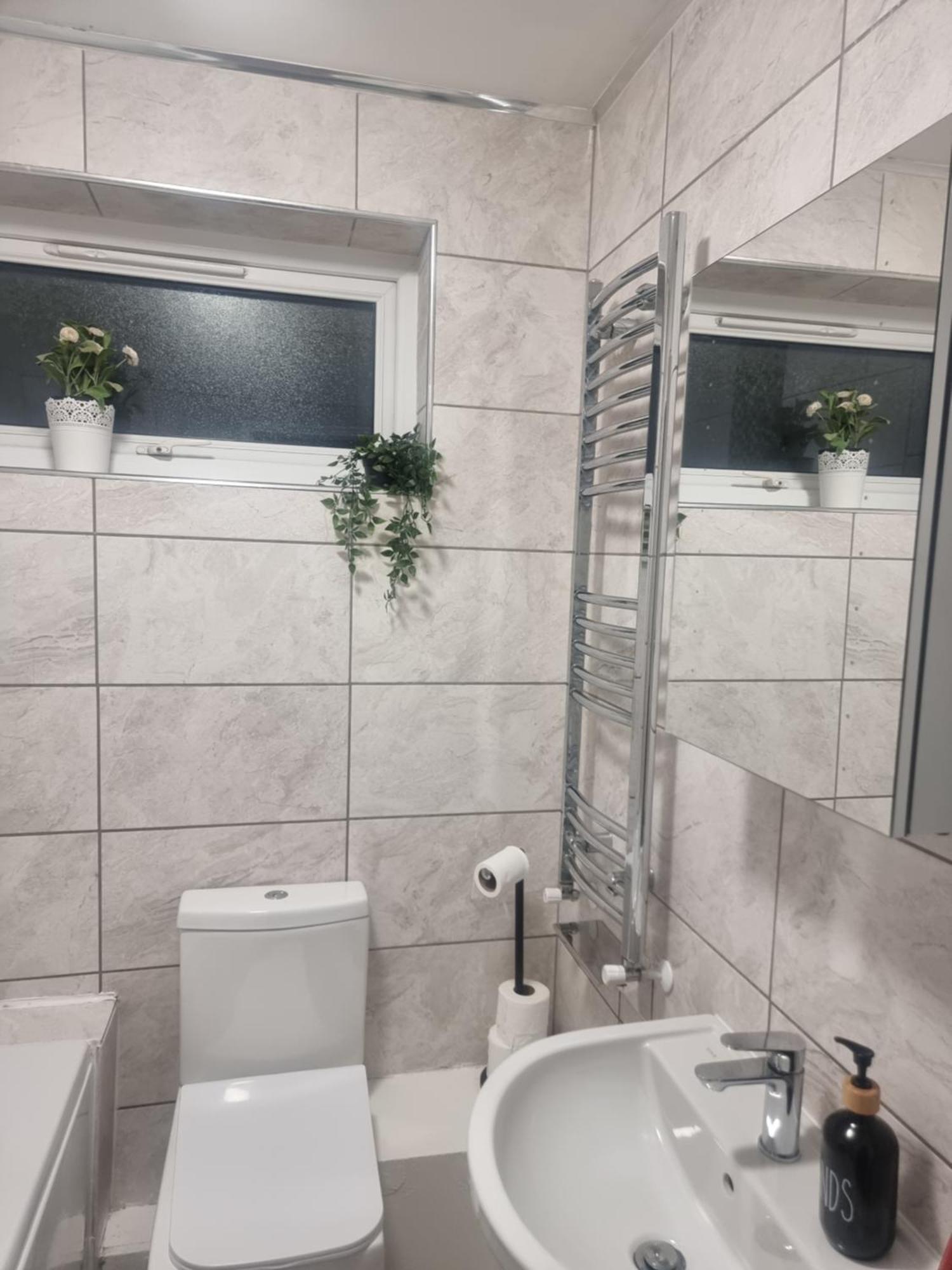 Spacious House In Central Манчестър Екстериор снимка