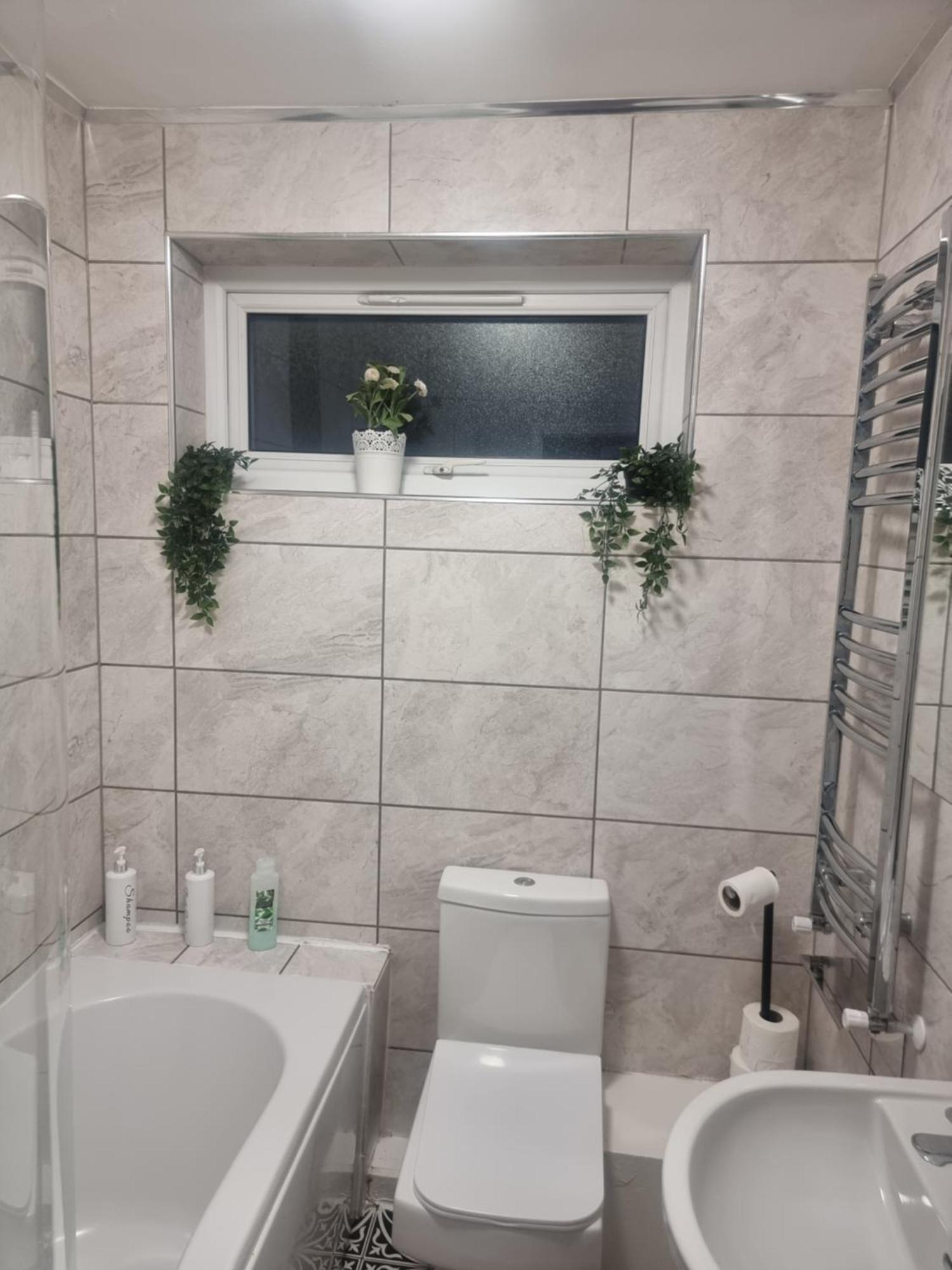 Spacious House In Central Манчестър Екстериор снимка