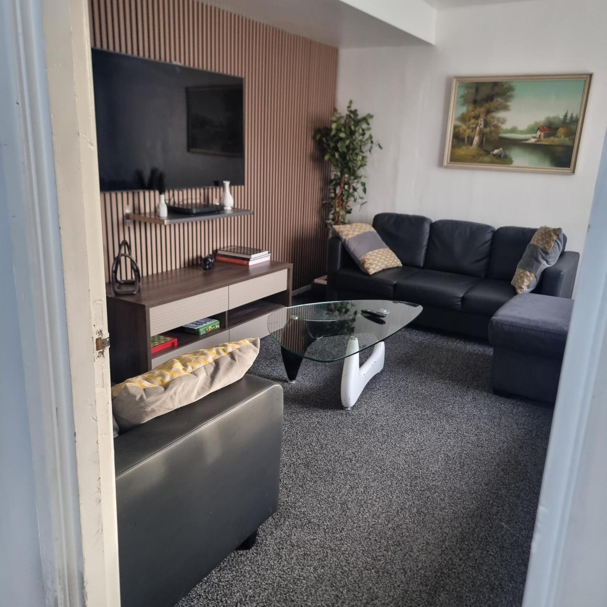 Spacious House In Central Манчестър Екстериор снимка