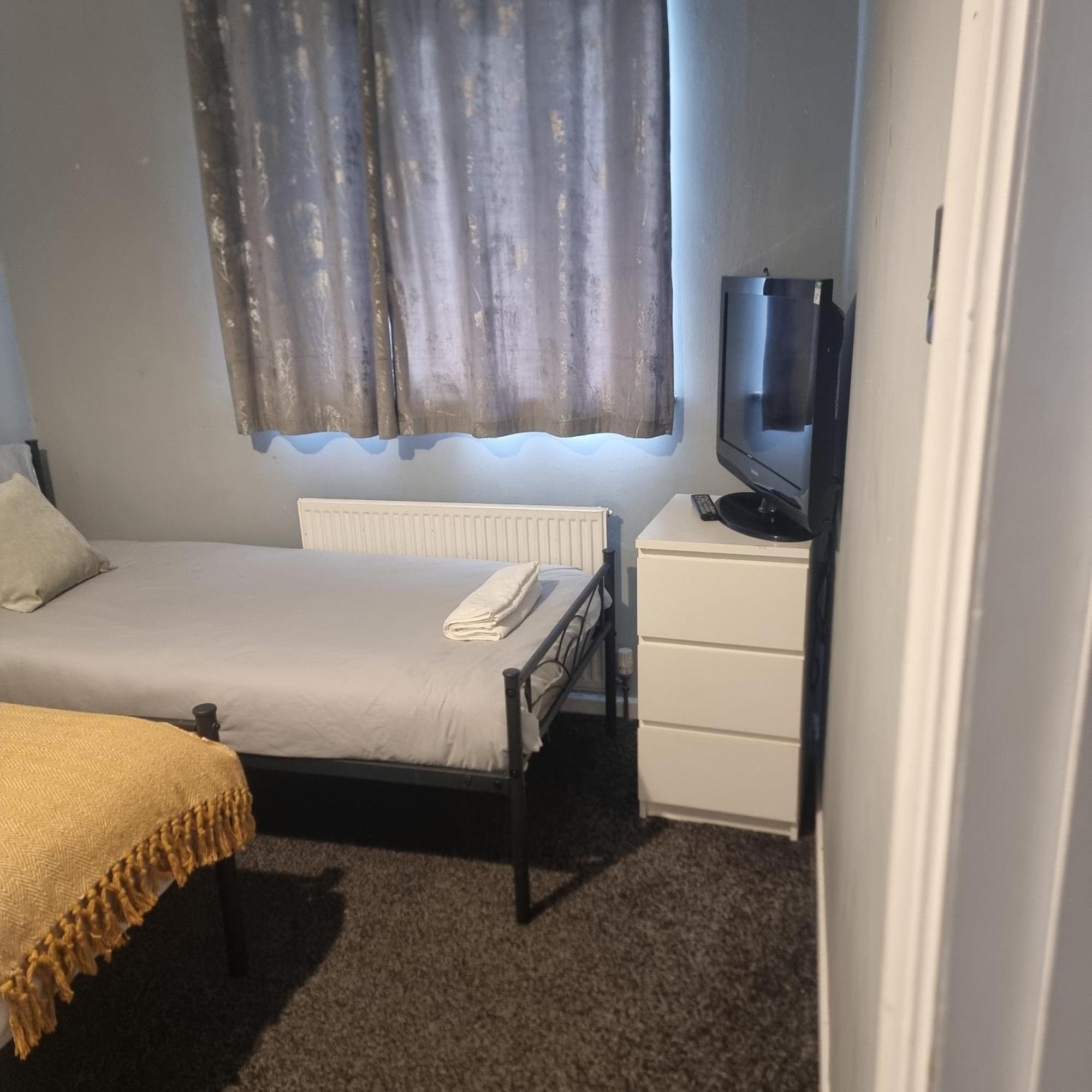 Spacious House In Central Манчестър Екстериор снимка